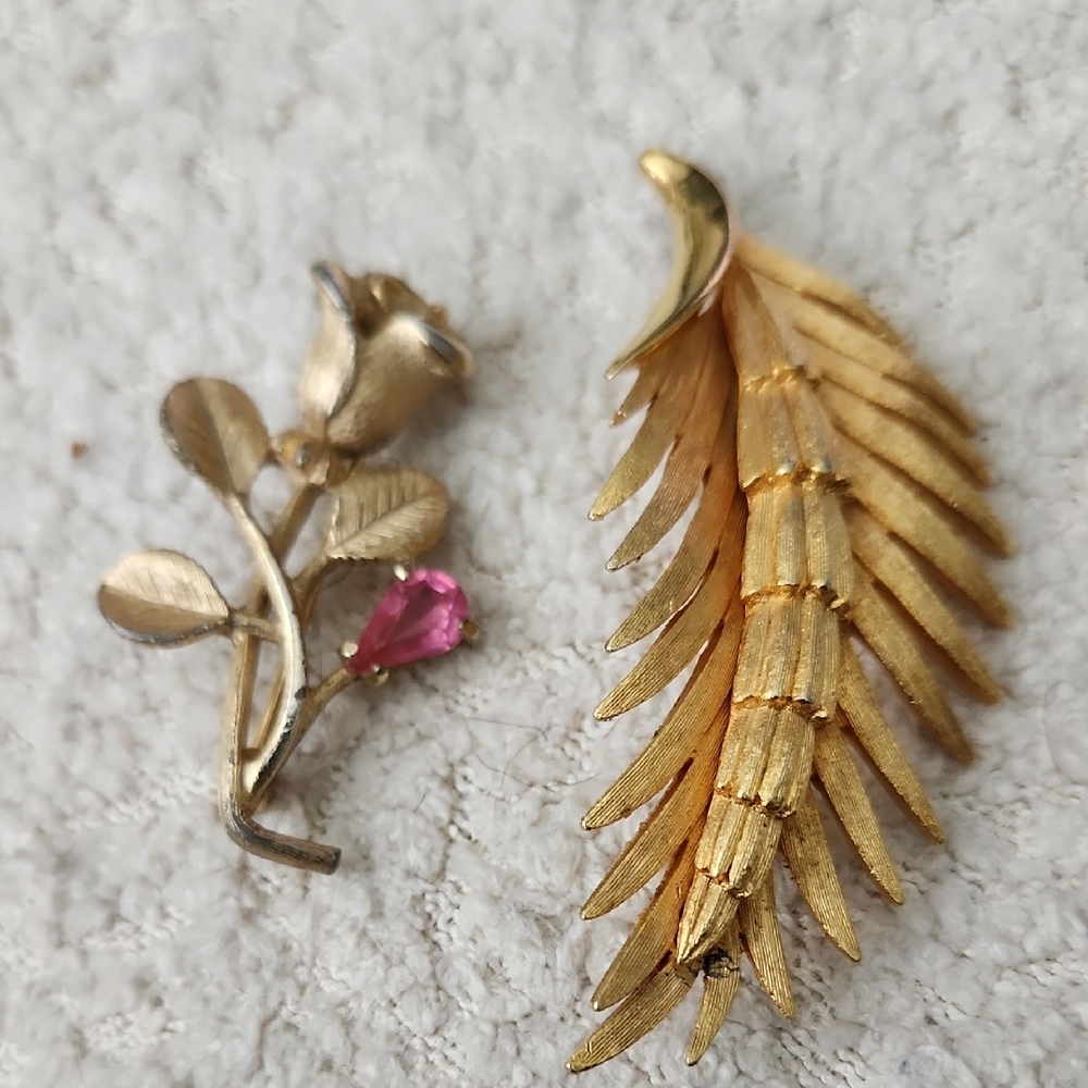 🎄5/$30🎄Vintage Elegant Gold and Pink Leaf and Rose Brooch Set